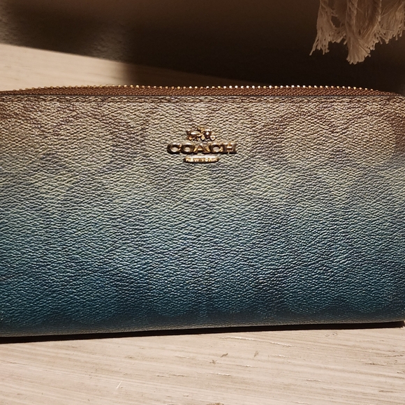 Ombre Coach Wallet w/Zipper - Picture 2 of 3